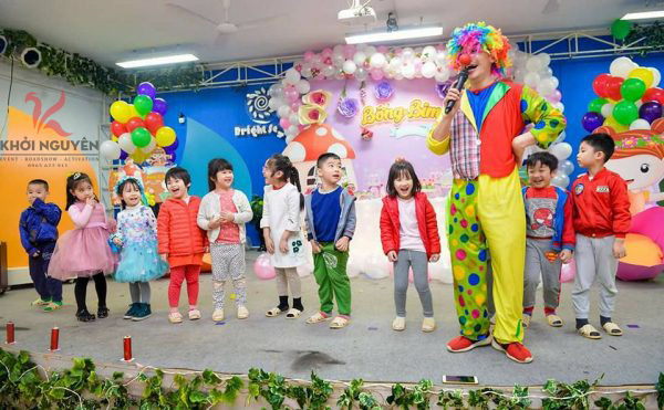 Chú hề vặn bóng Chú hề vặn bóng